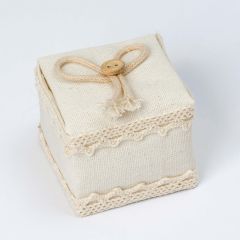 Cajita marfil con cintas  para anillos 5x4x5cm.