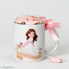 Taza Comunión niña sujetando falda 7 caramelos en caja regalo disponibles en varios idiomas