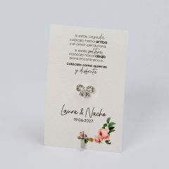 Tarjetón flores con mensaje en y broche lazo de metal