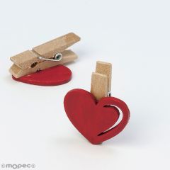 Pinza de madera con corazón rojo