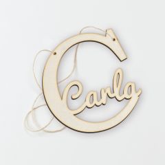 Colgante de madera letra C con nombre 12 cm altura aprox,