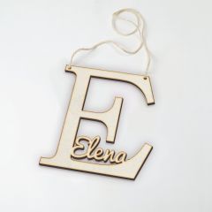 Colgante de madera letra E con nombre 12 cm altura aprox,