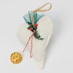 Cojín corazón con colgante decorado acebo y 1 bombón min 12